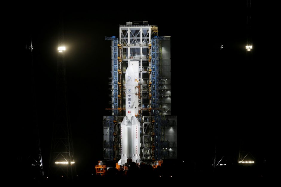 „Xinhua“: Kinijos erdvėlaivis sėkmingai nusileido Mėnulyje