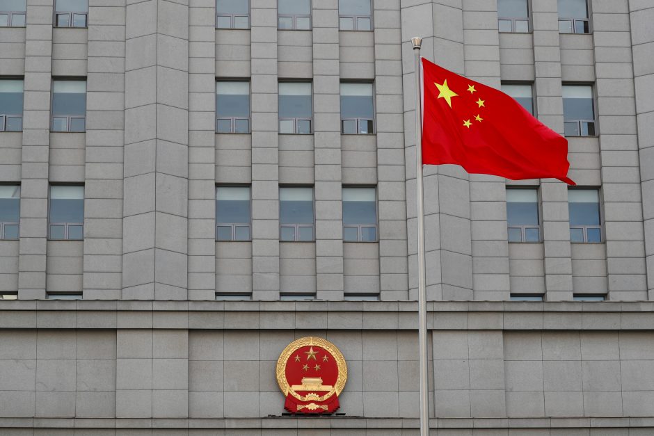 Kinija priėmė kovai su užsienio sankcijomis skirtą įstatymą 