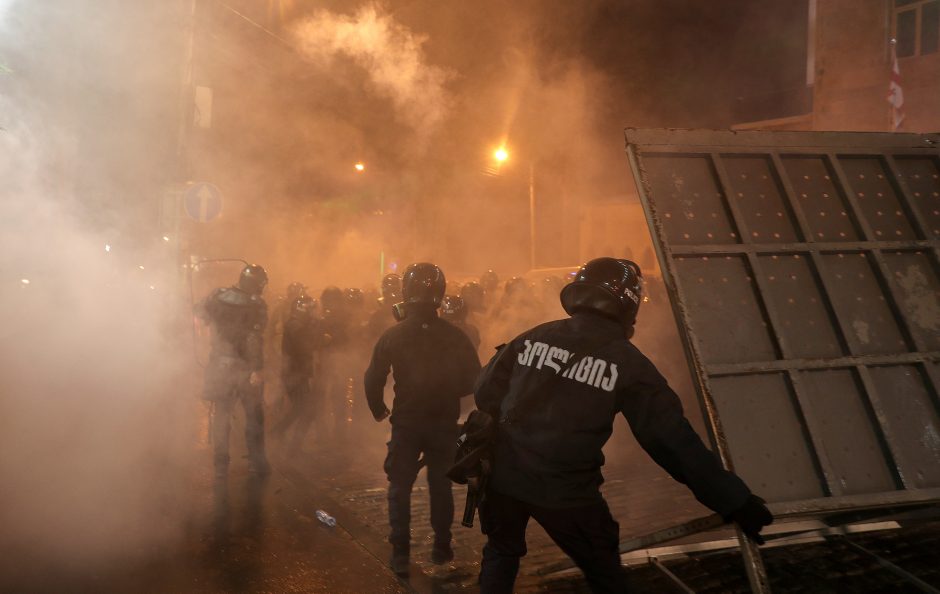 Policija panaudojo vandens patranką prieš dešimtis tūkstančių protestuotojų Tbilisyje 