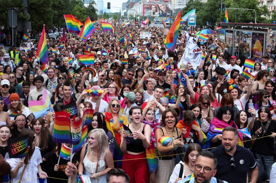Tūkstančiai žmonių prisijungė prie eitynių palaikyti Lenkijos LGBTQ bendruomenės