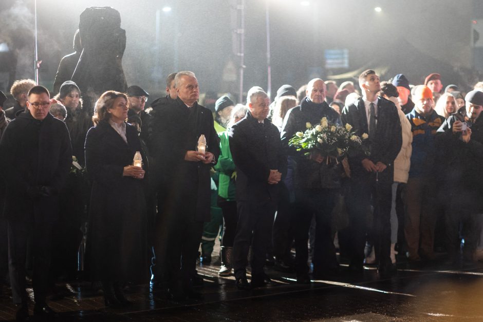 Prie Seimo pagerbti Sausio 13-osios aukų atėjo per tūkstantį žmonių, suliepsnojo laužas 