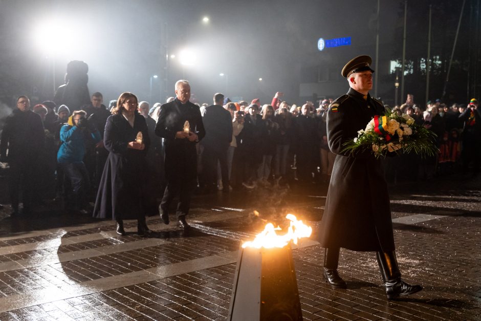 Prie Seimo pagerbti Sausio 13-osios aukų atėjo per tūkstantį žmonių, suliepsnojo laužas 