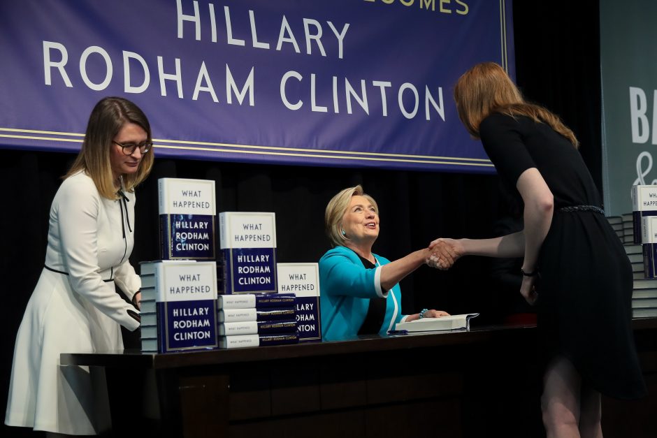 Knygos apie H. Clinton leidėjas suabejojo Amazon skaitytojų vertinimais