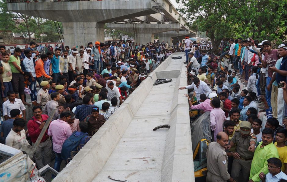 Indijoje sugriuvus viadukui žuvo mažiausiai 18 žmonių