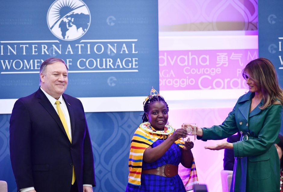 JAV pirmoji ponia per apdovanojimų ceremoniją pagerbė moterų drąsą