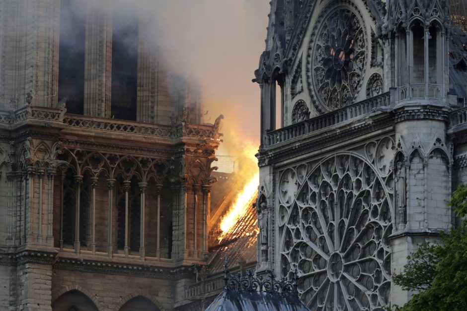 Tyrėjai nustatė, kas galėjo sukelti gaisrą Paryžiaus Dievo Motinos katedroje