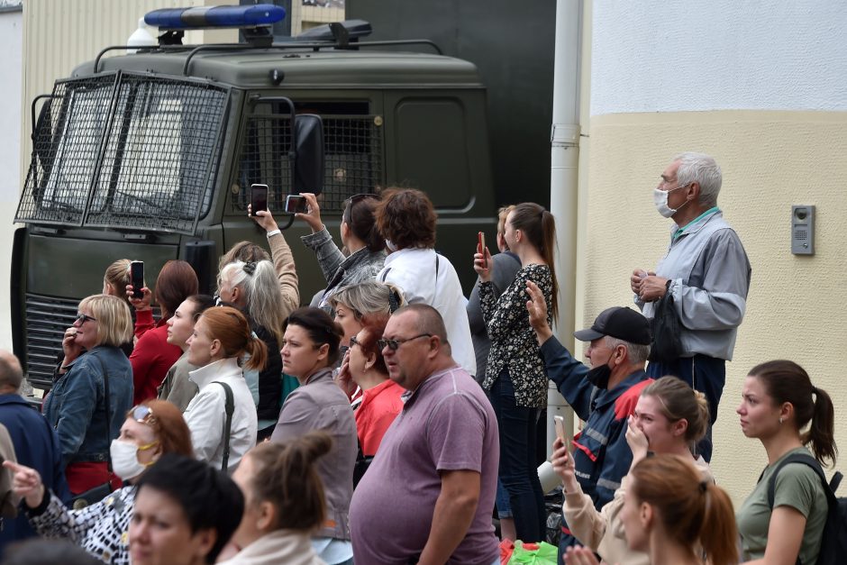 Minske pareigūnai panaudojo ašarines dujas, patvirtinta protestuotojo mirtis Gomelyje