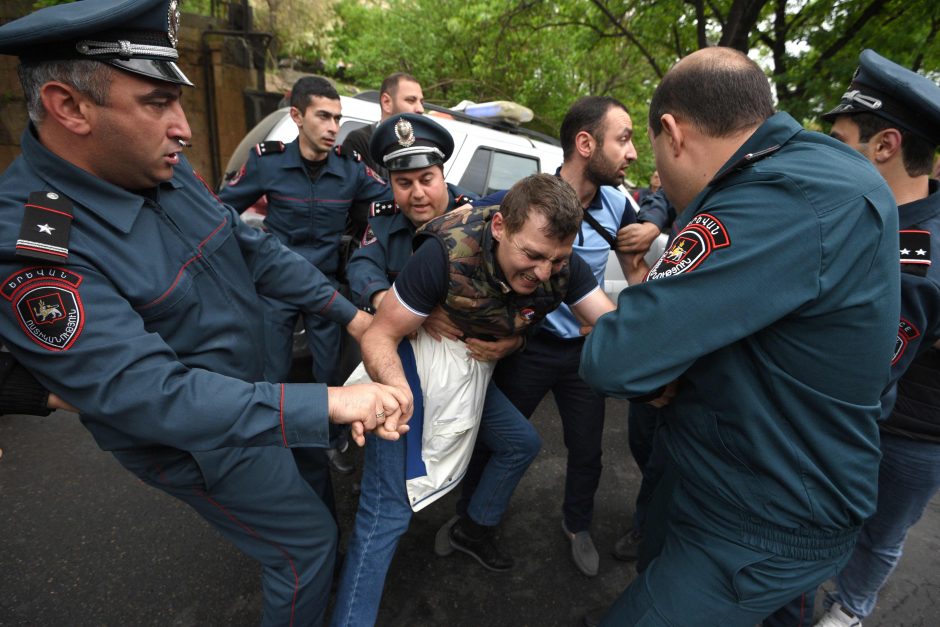 Po protestų prieš ministrą pirmininką Armėnijoje suimta 250 žmonių