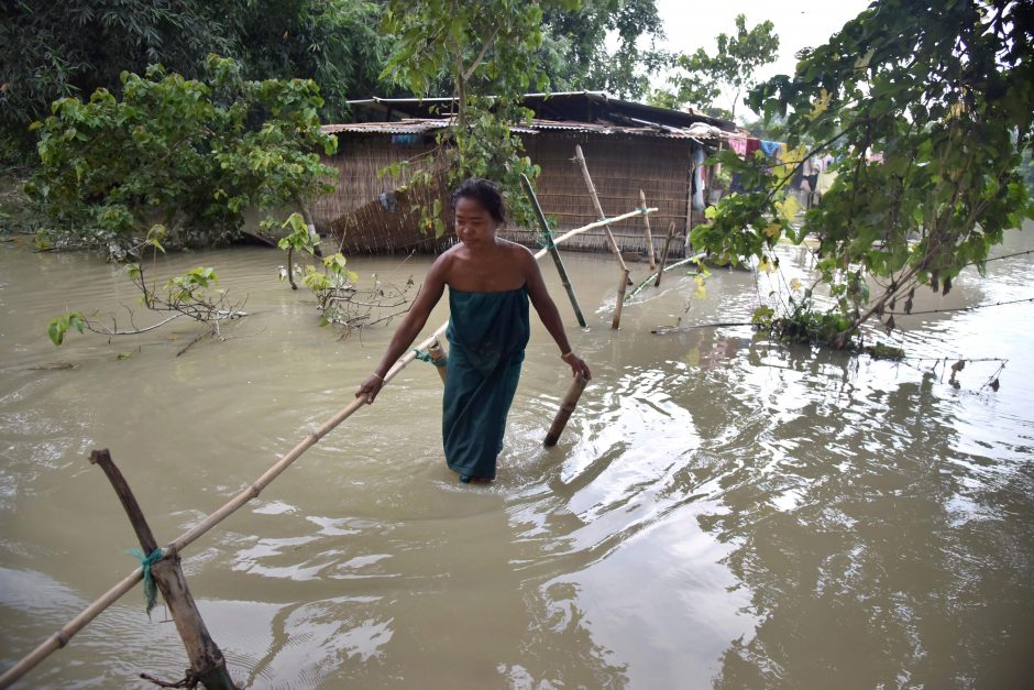 Indijoje musonų sukelti potvyniai pareikalavo per 50 žmonių gyvybių