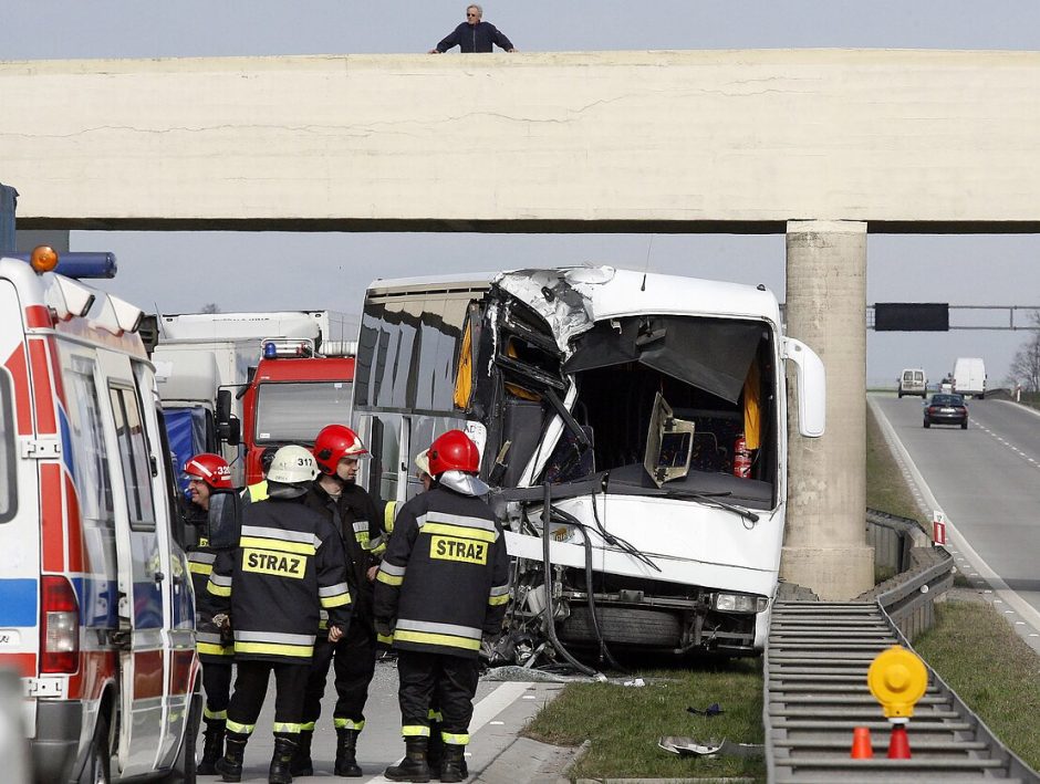 Lenkijoje susidūrus autobusui ir dviem sunkvežimiams nukentėjo 32 žmonės