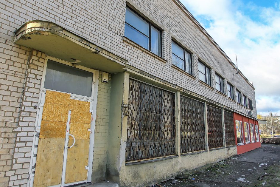 Buvęs policijos nuovados pastatas šiurpina: išdaužyti langai, girtuoklių prišnerkšta aplinka