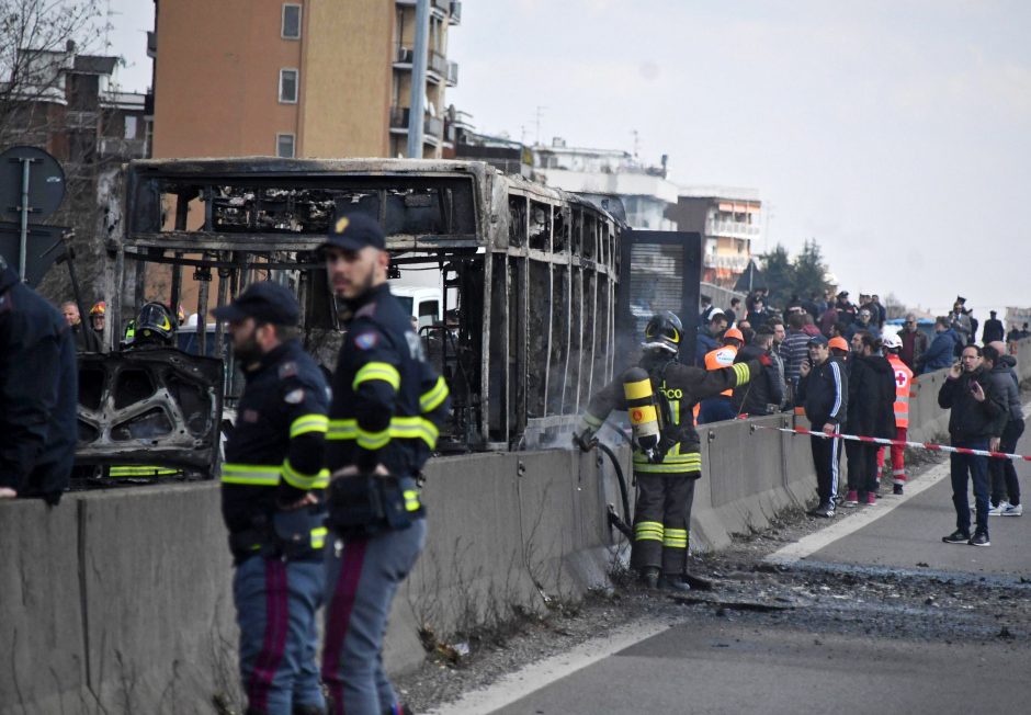 Italijoje vairuotojas padegė mokyklinį autobusą su dešimtimis vaikų