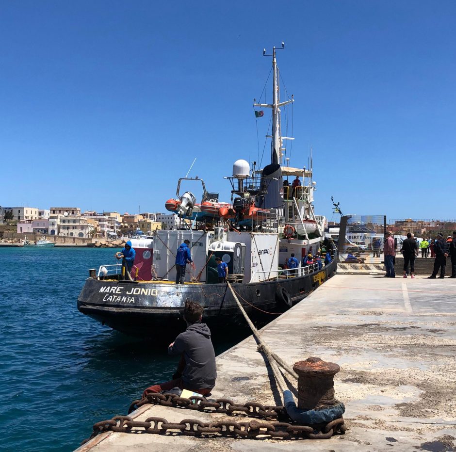 Italija įsileido laivus su išgelbėtais migrantais