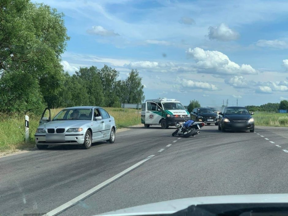 Kelyje Trakai – Vievis susidūrė BMW ir motociklas
