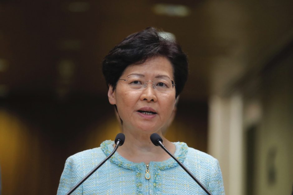 Honkongo lyderė atmeta galimybę padaryti nuolaidų, kad nuramintų protestuotojus 