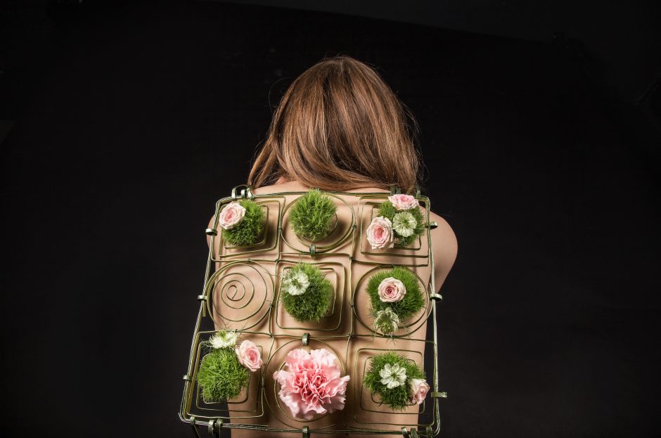 Dizainerė K. Rimienė sukūrė stilizuotą gėlių kuprinių kolekciją