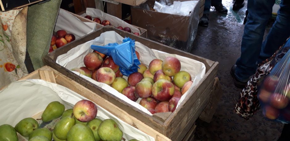 Ištuštėjusiame pigių vaisių ir daržovių turguje dirba tik du kioskai