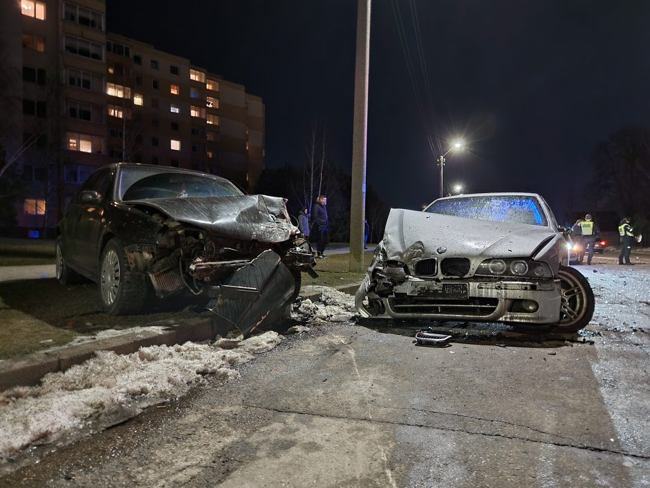 Avarija Baltijos gatvėje: žmonės nesužaloti, bet daug stipriai sudaužytų automobilių