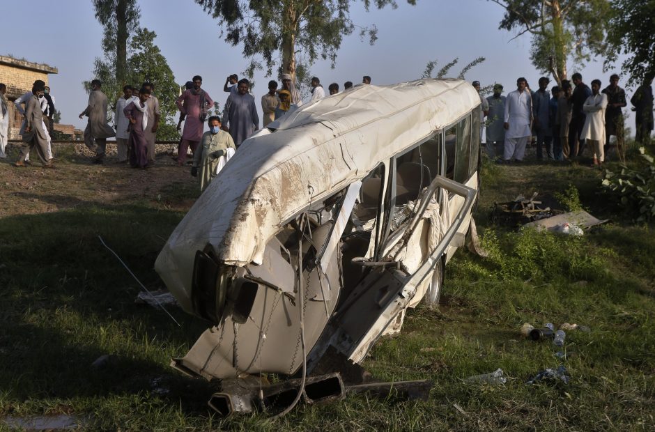 Pakistane susidūrus traukiniui ir mikroautobusui su piligrimais žuvo 22 žmonės 