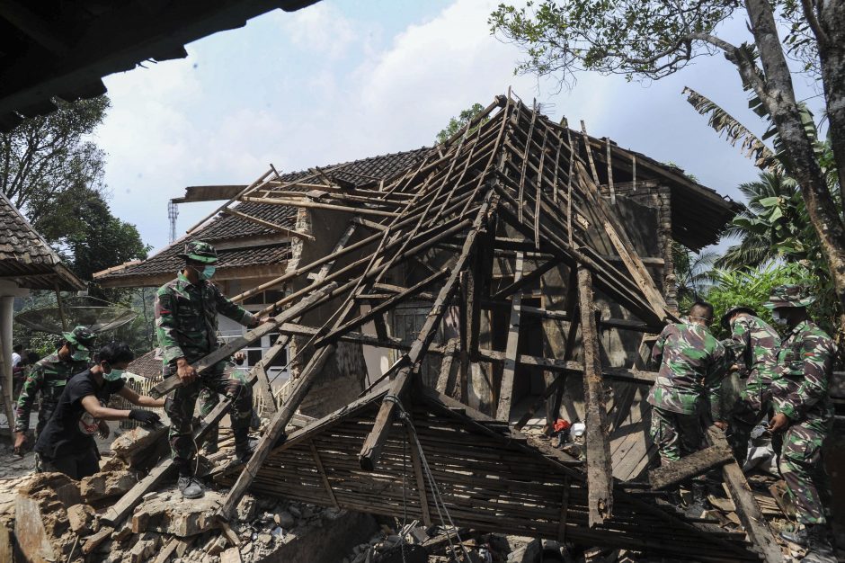 Per žemės drebėjimą Indonezijoje žuvo 5 žmonės