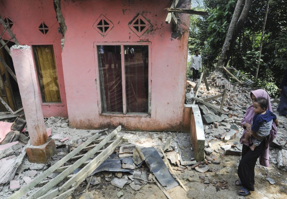 Per žemės drebėjimą Indonezijoje žuvo 5 žmonės