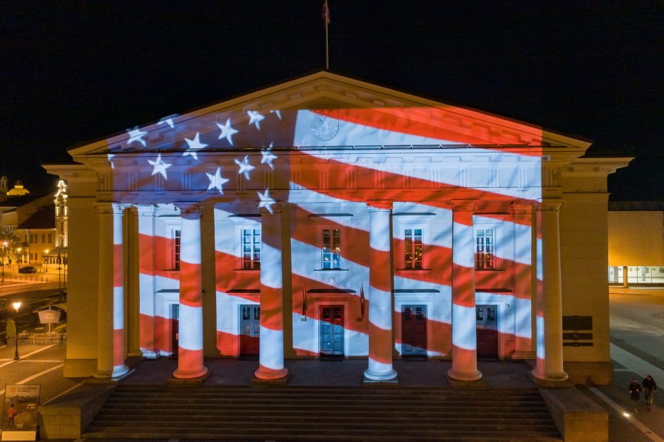 Vilniaus palaikymas amerikiečiams – ant rotušės sušvitusi JAV vėliava