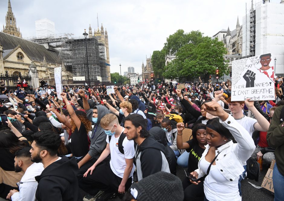JK premjeras pasmerkė G. Floydo nužudymą, protestuotojai išėjo į Londono gatves