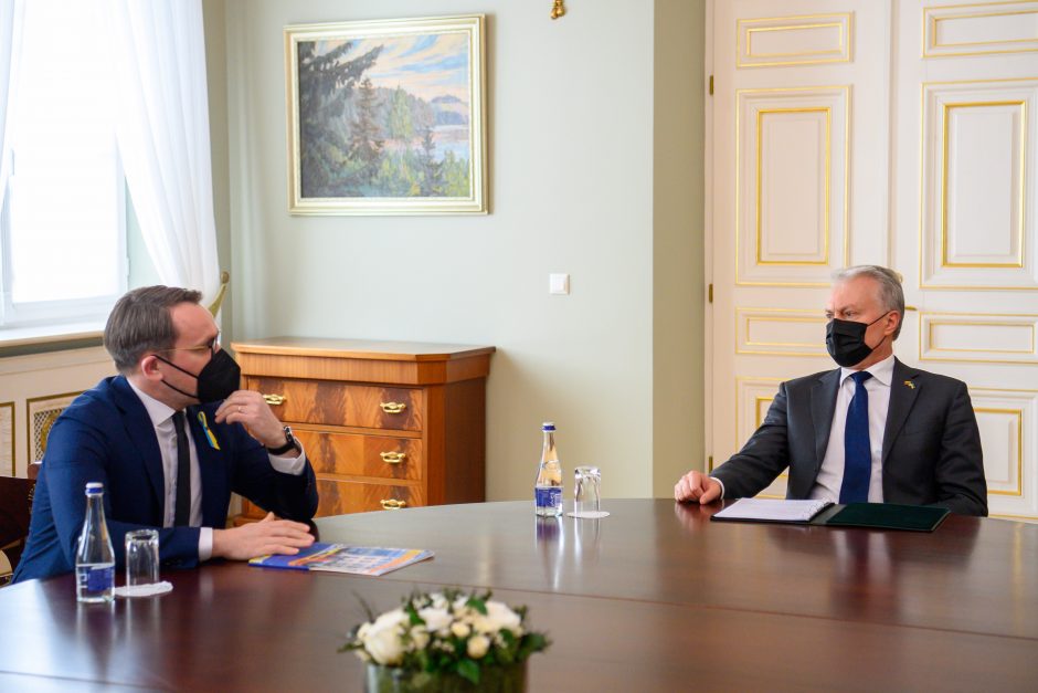 Prezidentas su naujuoju EK atstovybės vadovu aptarė karo Ukrainoje įtaką Europai