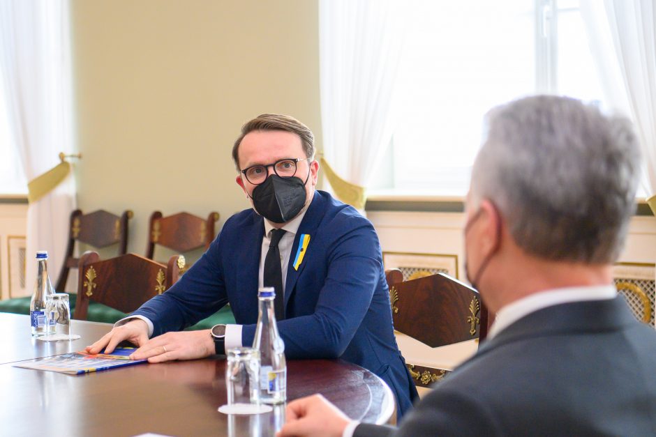 Prezidentas su naujuoju EK atstovybės vadovu aptarė karo Ukrainoje įtaką Europai