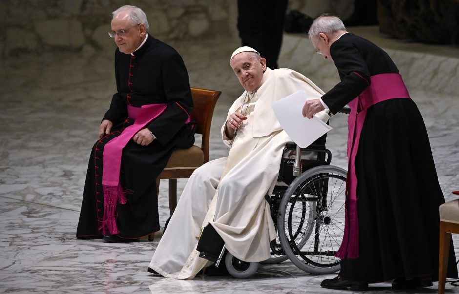 Popiežius pajuokavo, kad „šlakelis tekilos“ palengvintų kelio skausmą