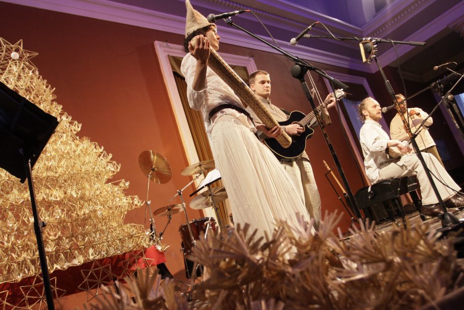 Etninės kultūros globos taryba: senosios lietuviškos dainos galėtų skambėti prie Kalėdų eglutės