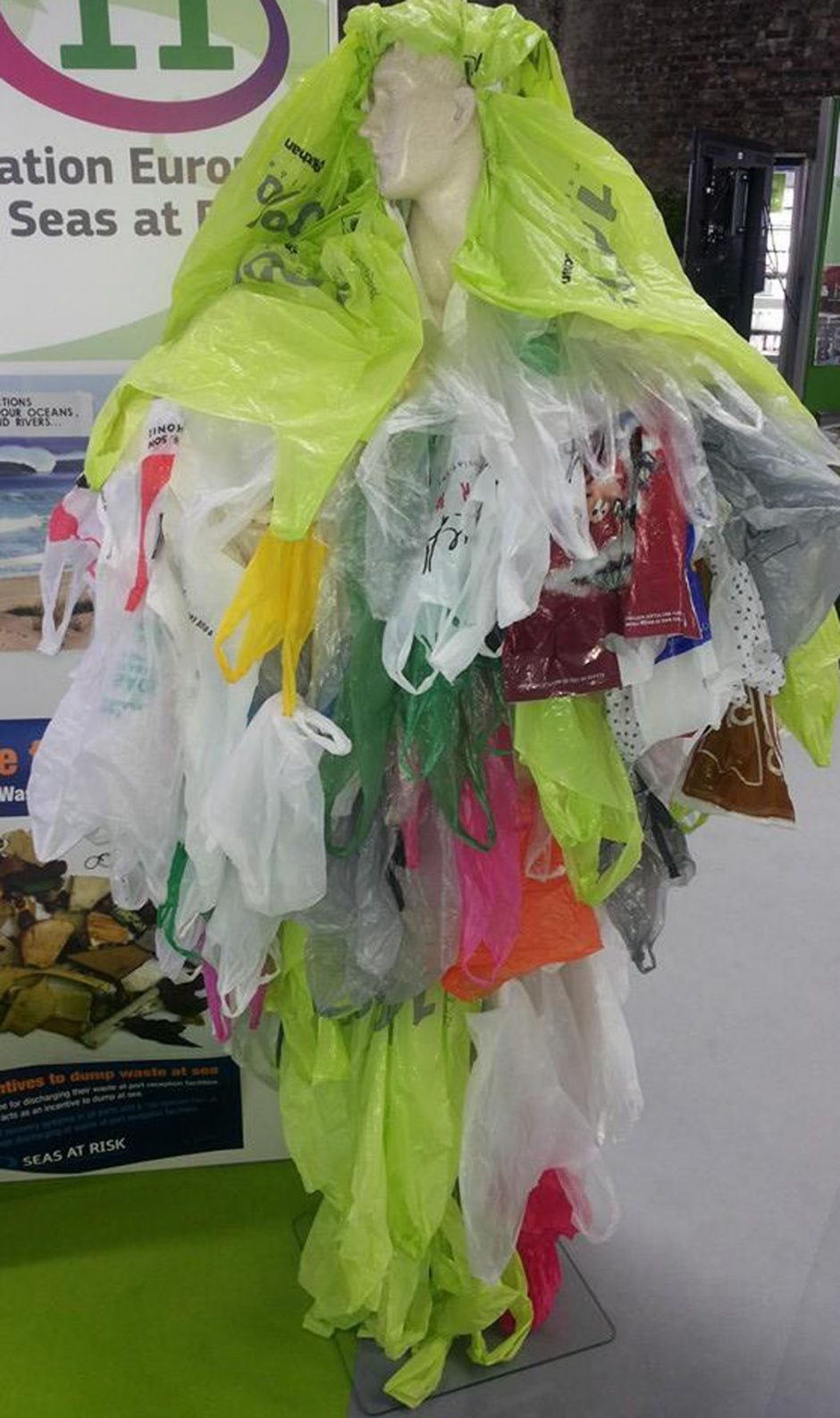 Nemokamų plastikinių maišelių parduotuvėse gali nebelikti: Seimas linkęs diegti naujus įpročius