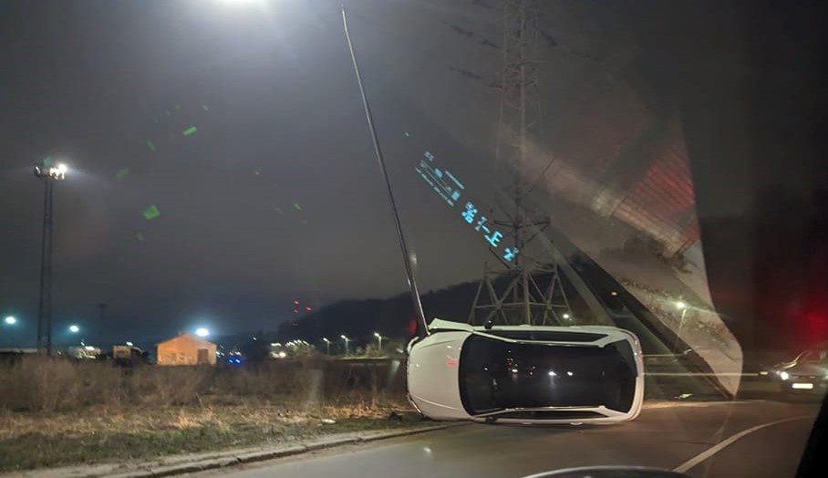 Žemuosiuose Šančiuose apsivertė „Audi“ automobilis, į ligoninę išvežtas mažylis