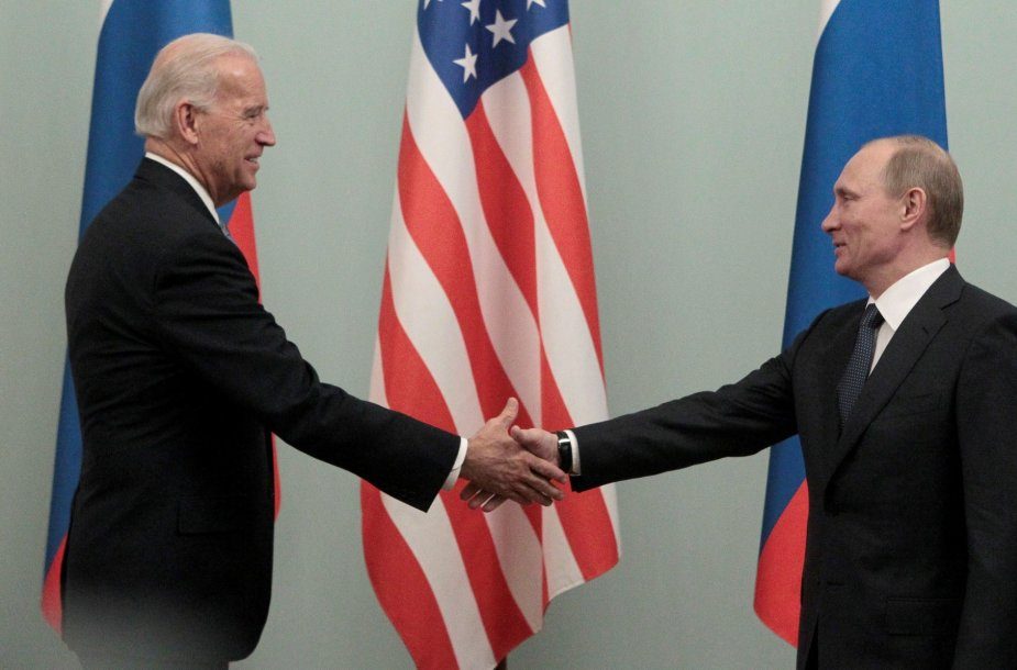 Maskva ragina J. Bideną laikytis konstruktyvesnio požiūrio derybose dėl branduolinio pakto