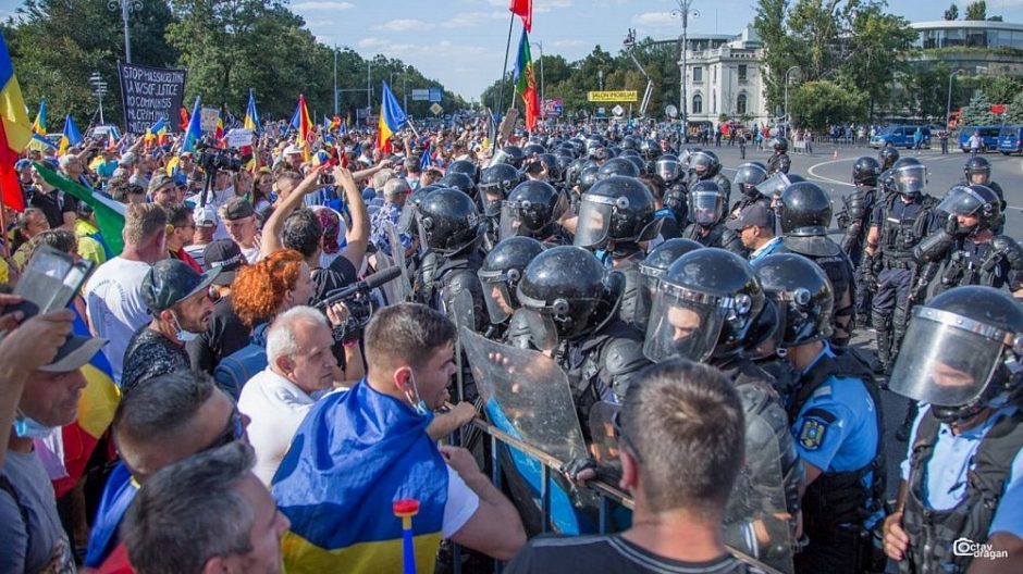 Rumunijos premjerė smerkia protestuotojus, gina policijos veiksmus