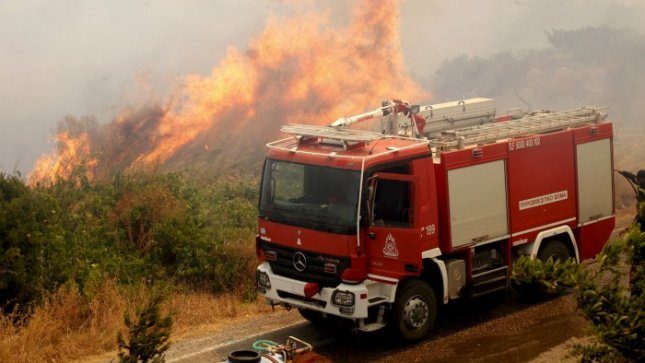 Graikijoje kovojama su miško gaisru prie Atėnų ir Peloponese
