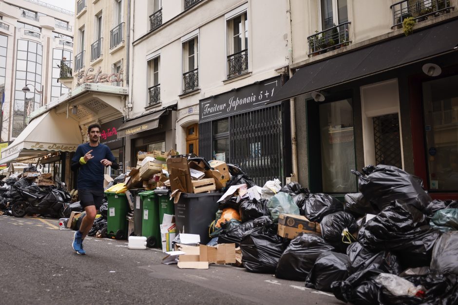 Paryžiaus šiukšlių surinkėjų streikas nuo trečiadienio bus sustabdytas