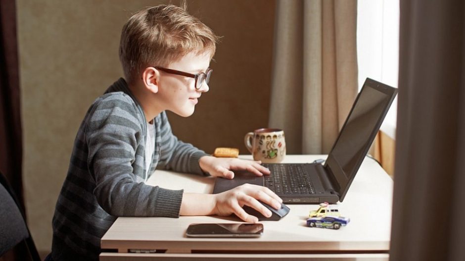 Kai vaikai „serga“ technologijomis: kaip atitraukti vaiką nuo kompiuterio