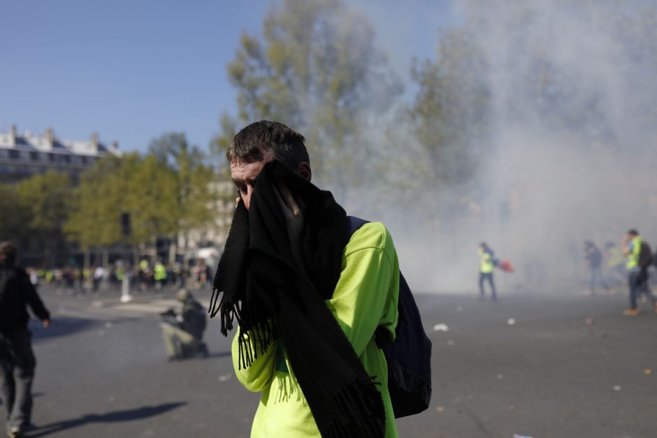 Paryžiuje vyko „geltonųjų liemenių“ protesto akcijos