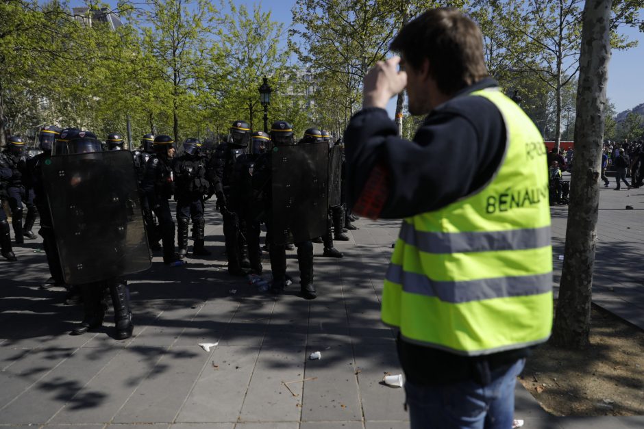 Paryžiuje vyko „geltonųjų liemenių“ protesto akcijos