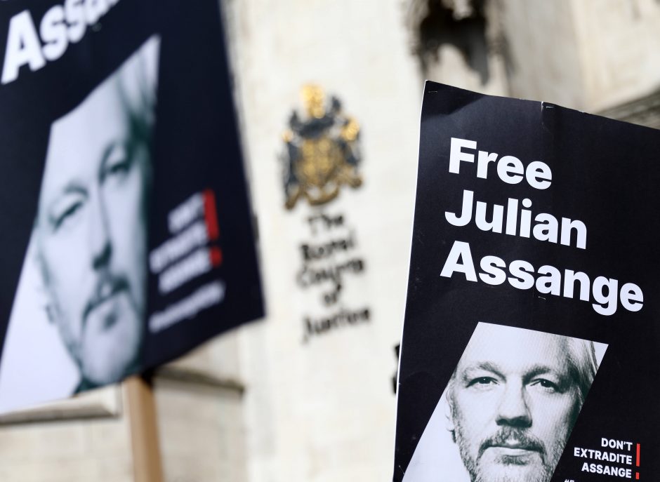 Rusija dėl „WikiLeaks“ įkūrėjo J. Assange'o bylos JK teisingumo sistemą pavadino farsu