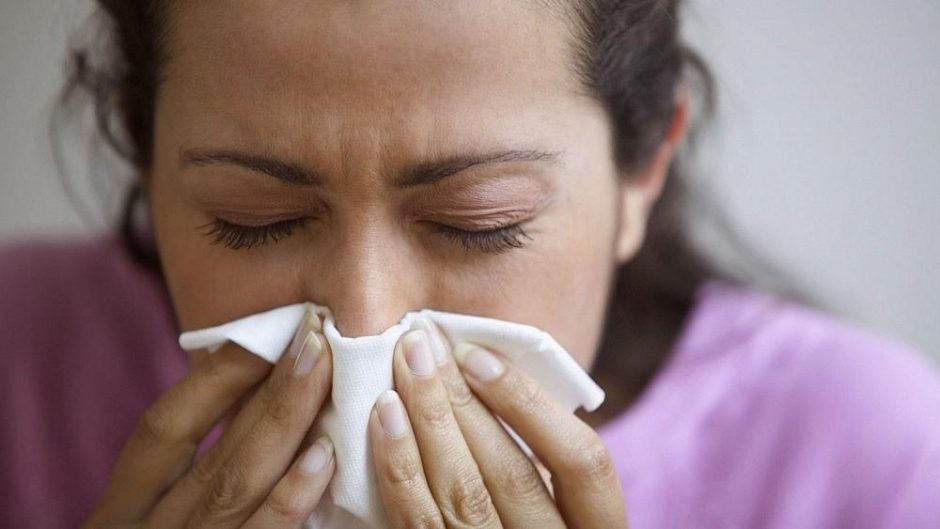 Sergančiųjų gripu toliau mažėja, bet padaugėjo peršalimo ir COVID atvejų 