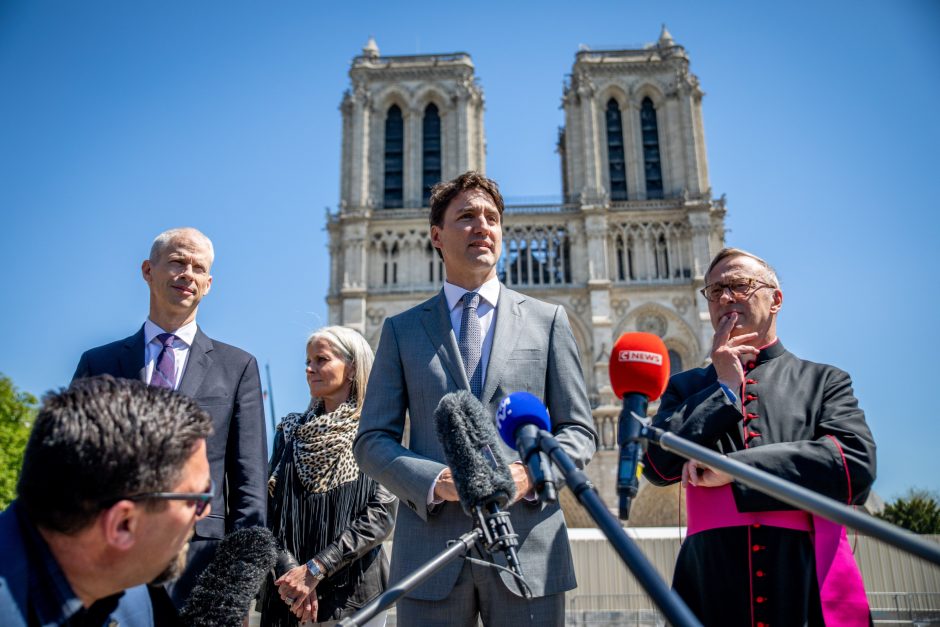 Paryžiaus katedroje po gaisro apsilankęs Kanados premjeras demonstruoja solidarumą