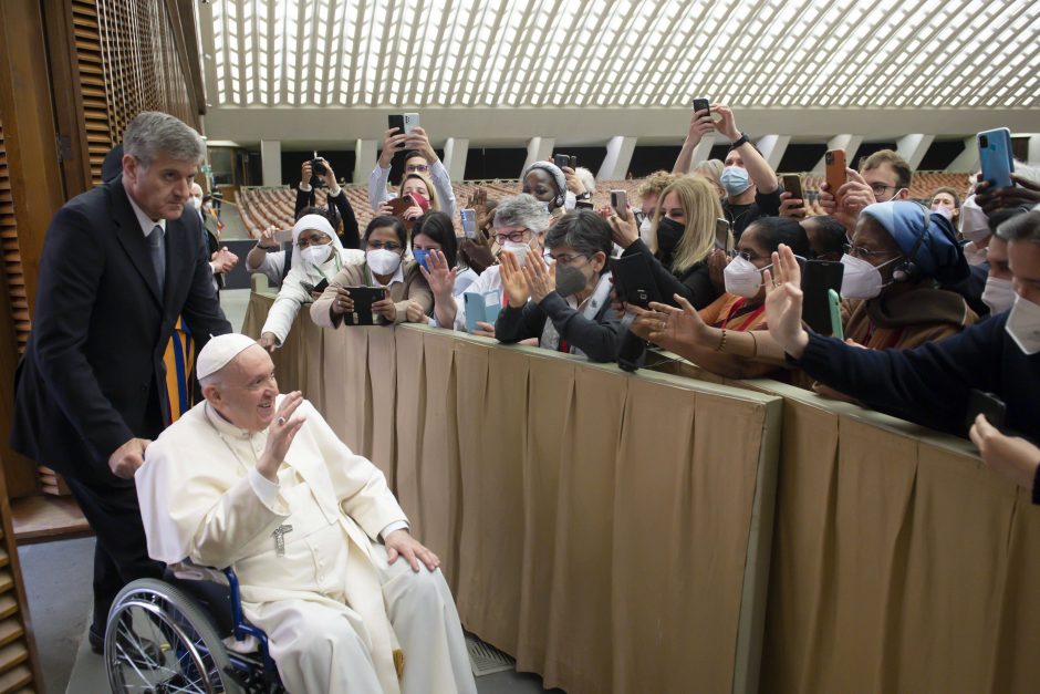 Popiežius Pranciškus viešumoje pasirodė sėdėdamas neįgaliojo vežimėlyje