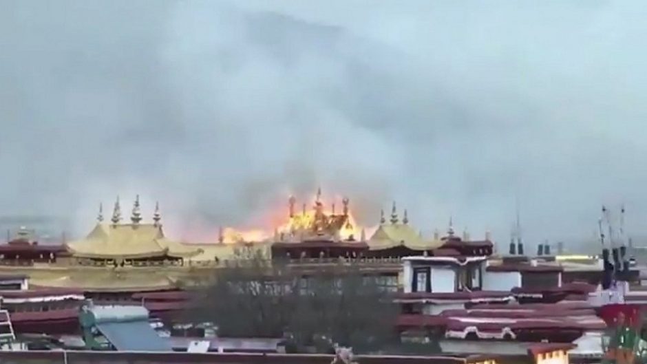 Tibete svarbų budistų vienuolyną nuniokojo didelis gaisras