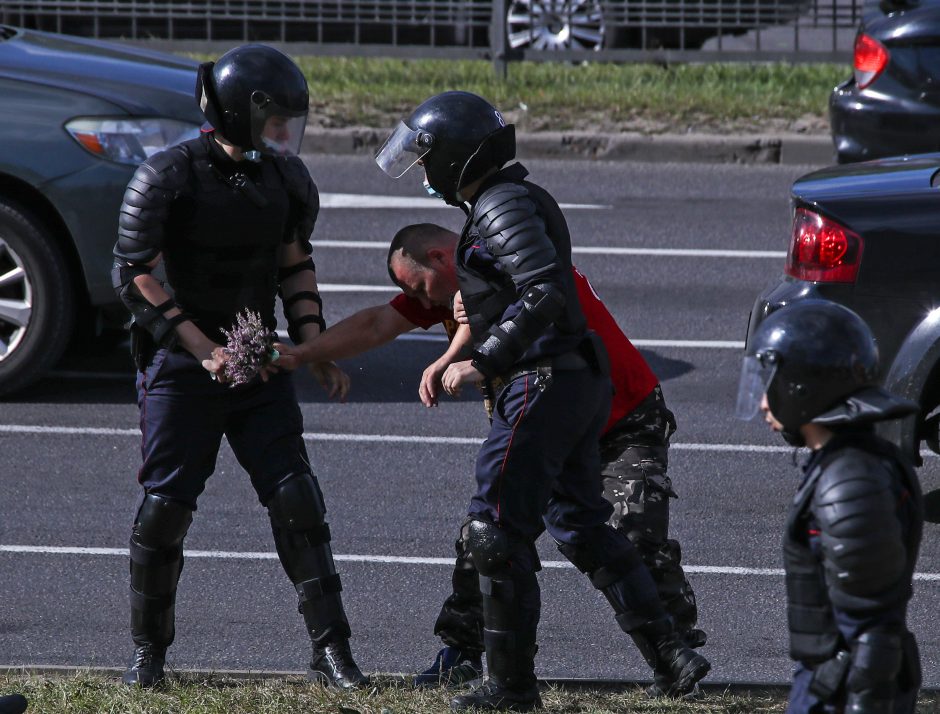 Minske atsinaujino milicijos ir opozicijos protestuotojų susirėmimai