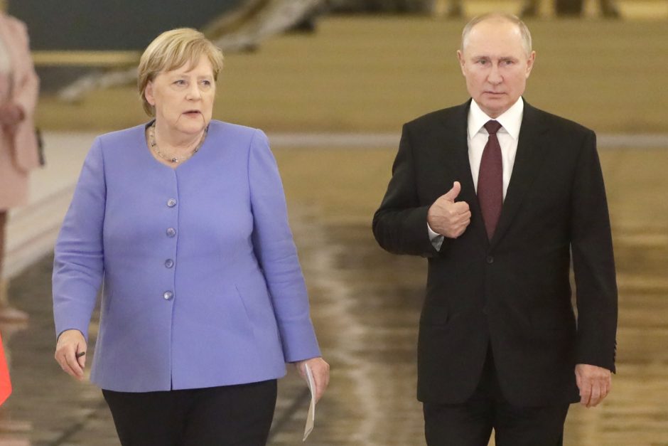 Su V. Putinu susitikusi A. Merkel ragina paleisti A. Navalną, atšaukti NVO uždraudimą