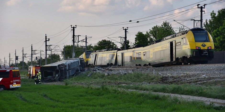 Austrijoje per traukinio avariją žuvo žmogus, keliolika sužeista 