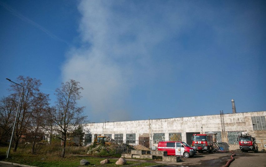 VRM: Alytaus gamyklos gaisravietėje dūmingumas sumažėjo