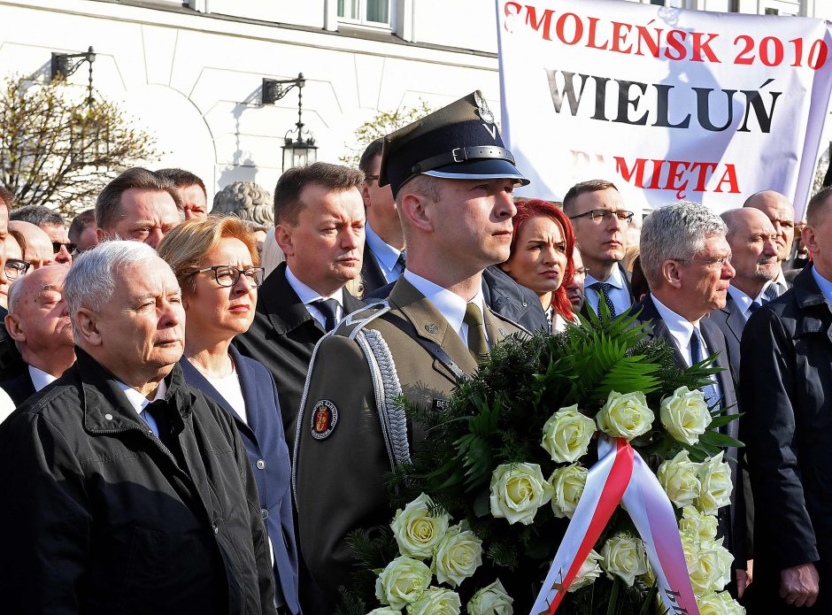 Lenkija vėl pareikalavo grąžinti Rusijoje sudužusio prezidentinio lėktuvo liekanas